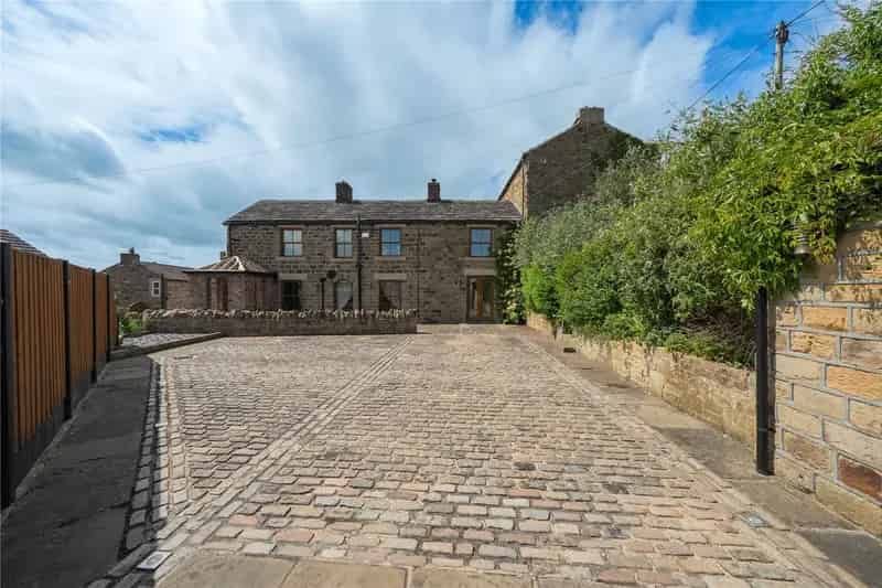 Stunning Character Home with 3 Double Bedrooms and Hot Tub