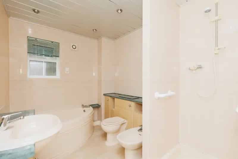 4 Bedroom Detached House with Garden and Garage