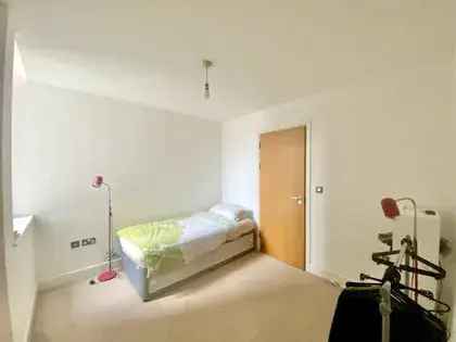 2 Bed Flat Manchester - Furnished Apartment with Parking