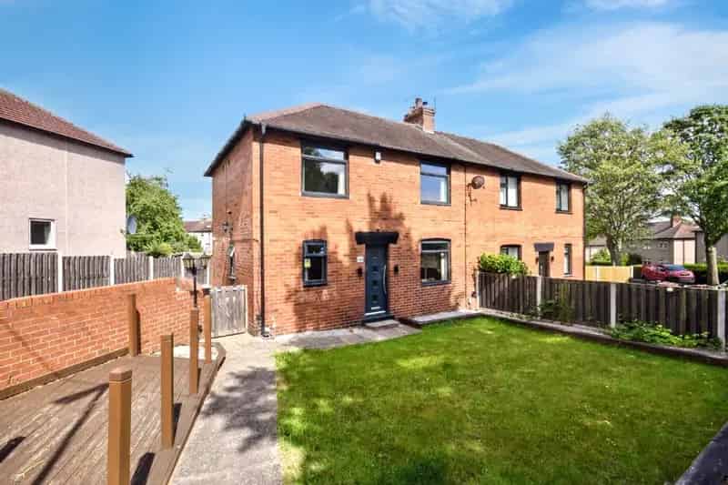 Three Bedroom Semi Detached House WF2 No Onward Chain