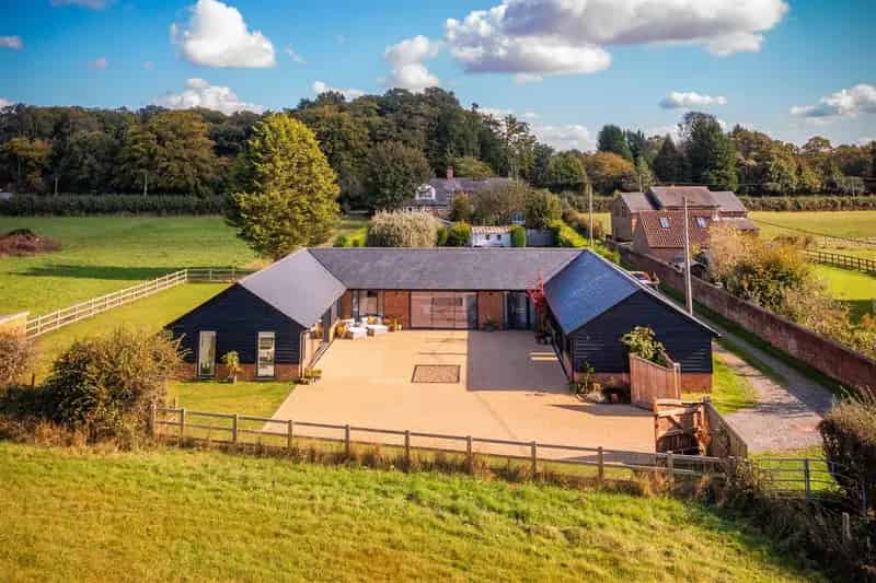 5 Bedroom Barn Style Home  Chesham Road Wigginton