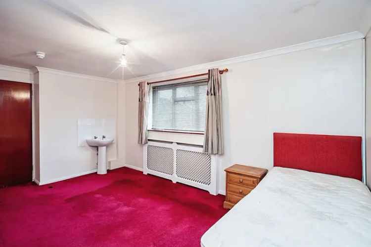 Four Bedroom House with Loft Room and Large Garden