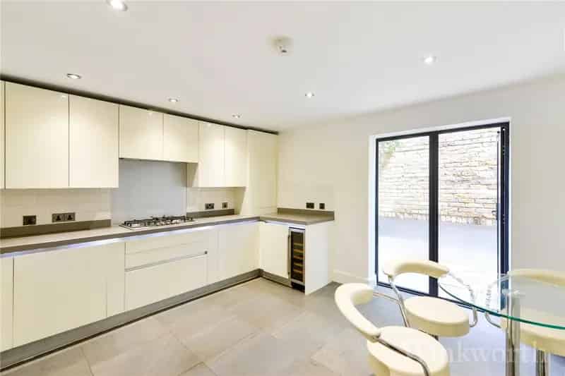 2 Bedroom Flat London - Spacious Apartment Near Schools and Transport