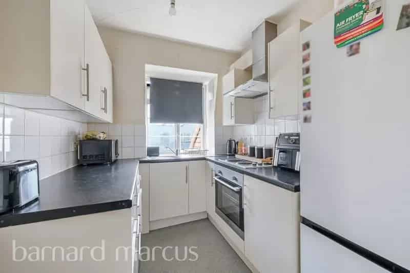 Two Bedroom Apartment Near Morden Station - Ideal Investment