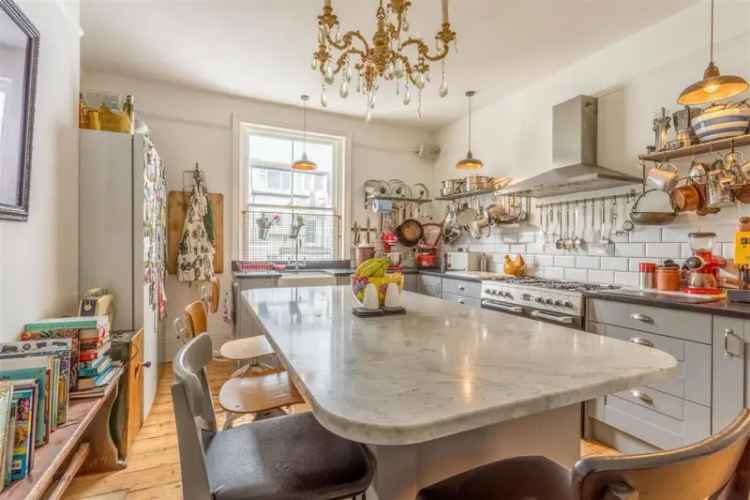 4 Bedroom Maisonette for Sale - Spacious Family Home with Roof Terrace