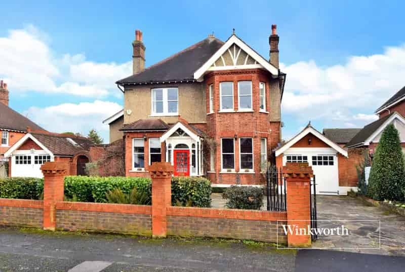 3 Bedroom Cottage in Cheam Village