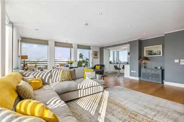 3-Bed Penthouse Chiswick High Road London Roof Terrace Parking