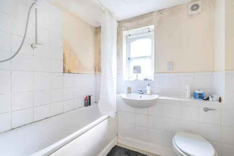 1-Bed Flat Cricklewood Thameslink Modern Development Off-Street Parking