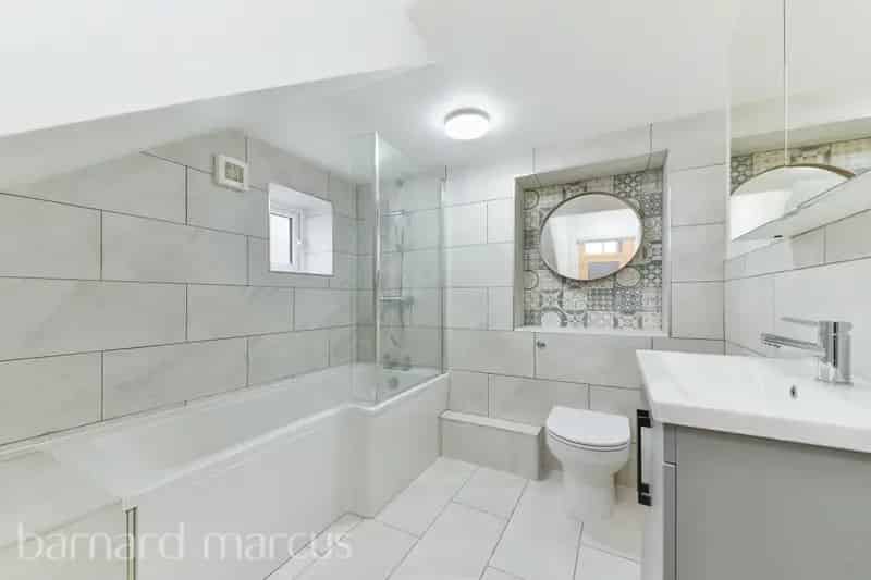 Spacious 2-Bed Apartment Near Surbiton Station