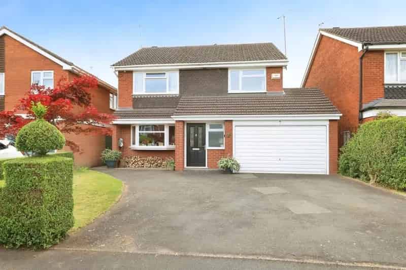Family Home Four Bedrooms Two Bathrooms Garage Hurcott