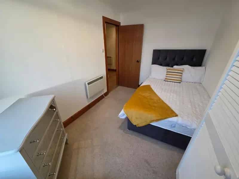1 Bedroom Flat to Rent Top Floor GCH DG
