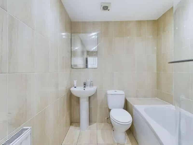 2 Bed Flat for Sale Top Floor Modern Kitchen Near Green Spaces
