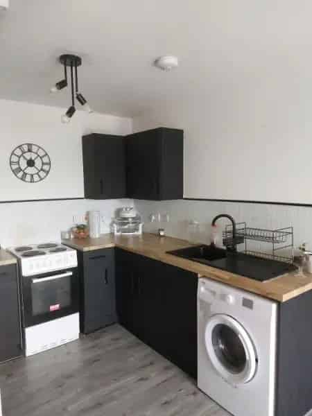 Modern 1 Bedroom Flat Crawley City Centre Parking