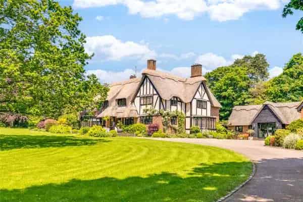 Thatched House Letchworth Garden City Family Home with Indoor Pool and Annexe