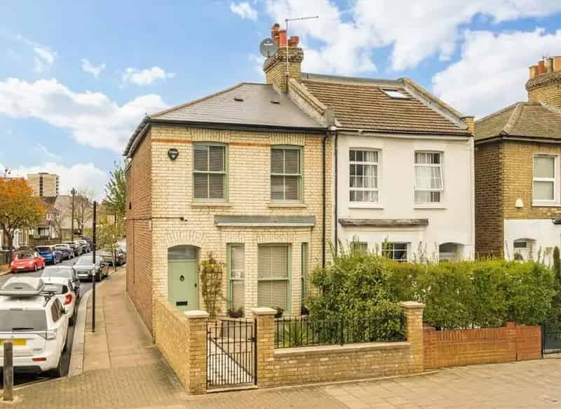 Extended End of Terrace House with Large Garden and Garage Near Tooting Broadway