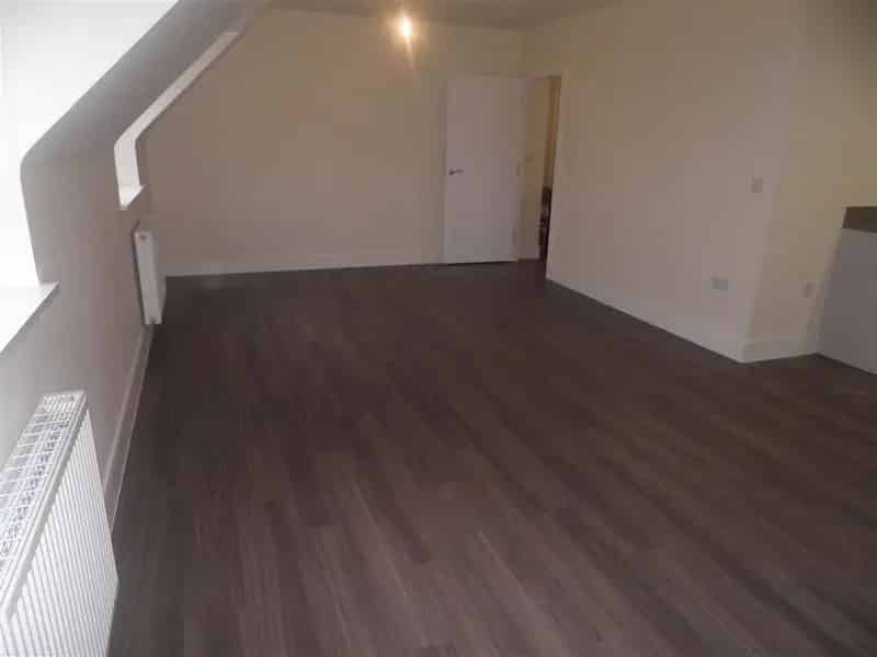 Modern One Bedroom Flat Near Junction One and Elliots Field