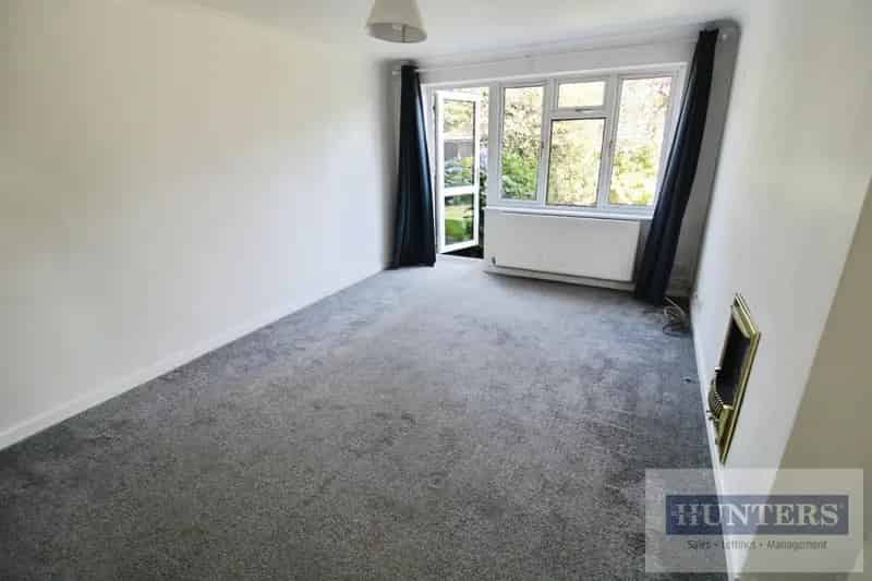 2 bedroom Flat
 To Let 
Total Size: 692 SQ FT