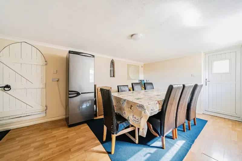 5 Bedroom Detached House for Sale - Freehold