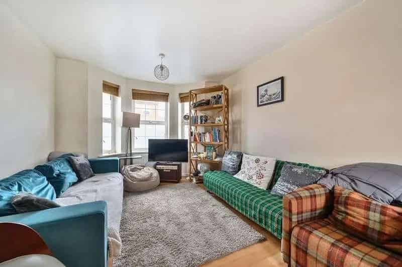 2 bed flat for sale