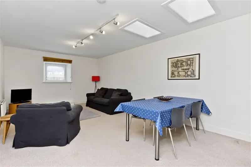 1 Bed Flat Third Floor 770 sq ft Residents Parking