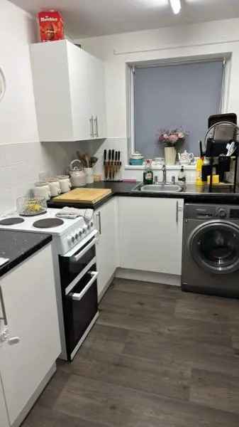 2 Bed Ground Floor Flat Communal Garden Ample Parking