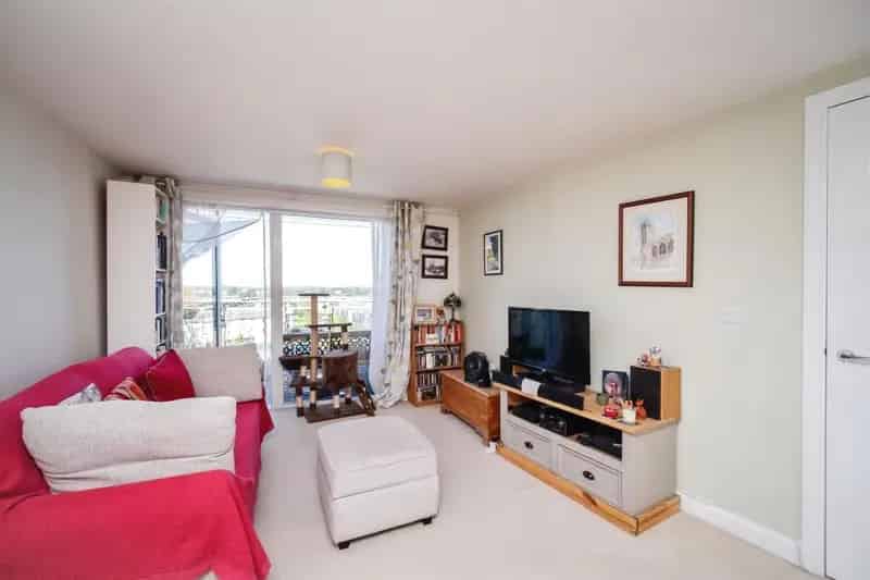 1 Bedroom Flat for Sale Top Floor Apartment with Balcony and Parking
