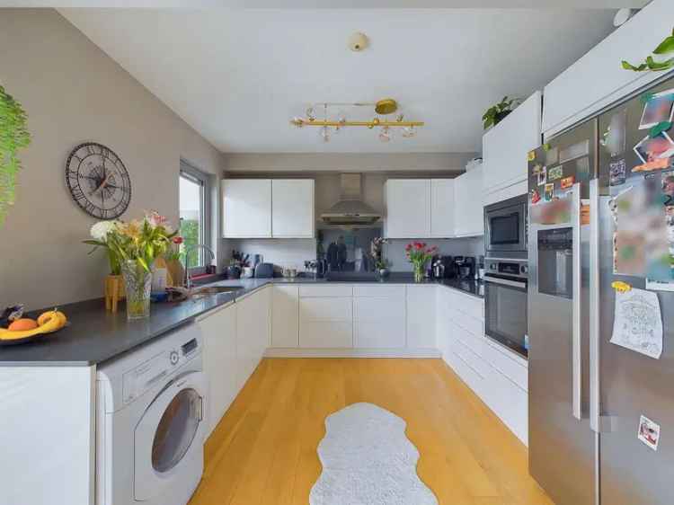 2 Bedroom Penthouse Flat for Sale Near Brighton Station