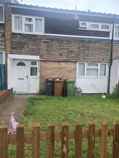 Spacious 3 Bedroom House with Large Garden and Storage