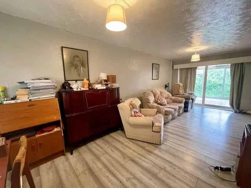 2 Bed Flat for Sale Private Garden Conservatory Parking
