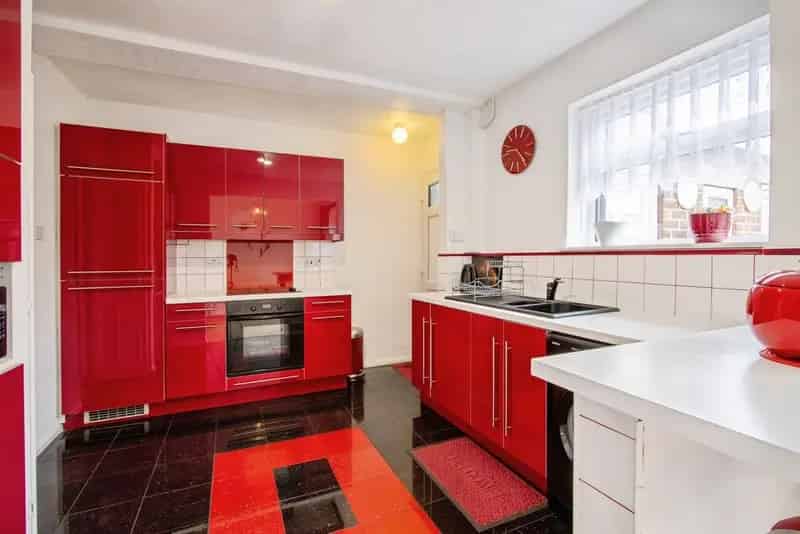 3 Bedroom House with Garden Near Motorways and Shops