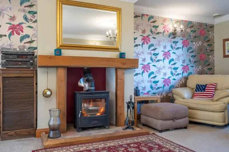 5 Bedroom Detached House with 1 Acre Plot and Woodland