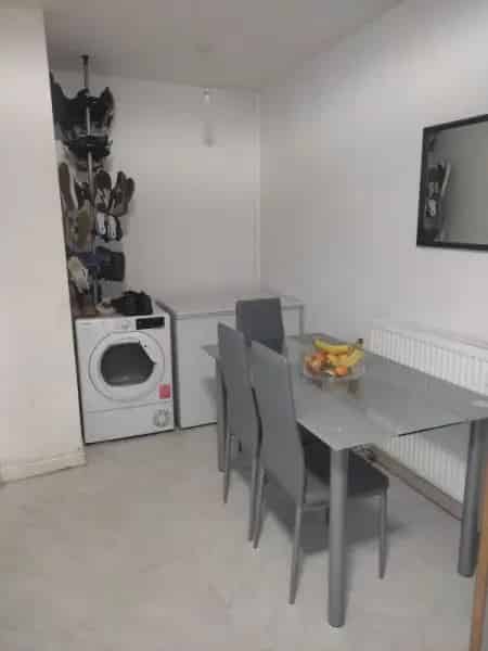 3 Bedroom House with Private Drive and Garden