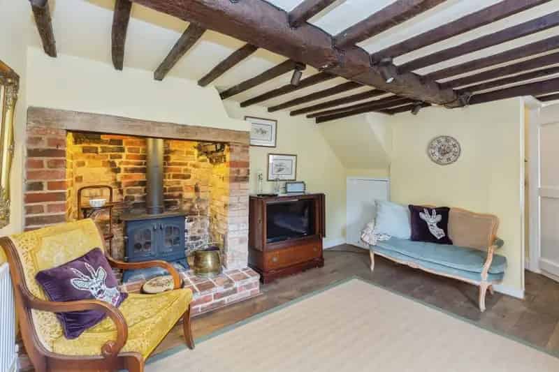 Charming 2-Bed House in Long Crendon High Street