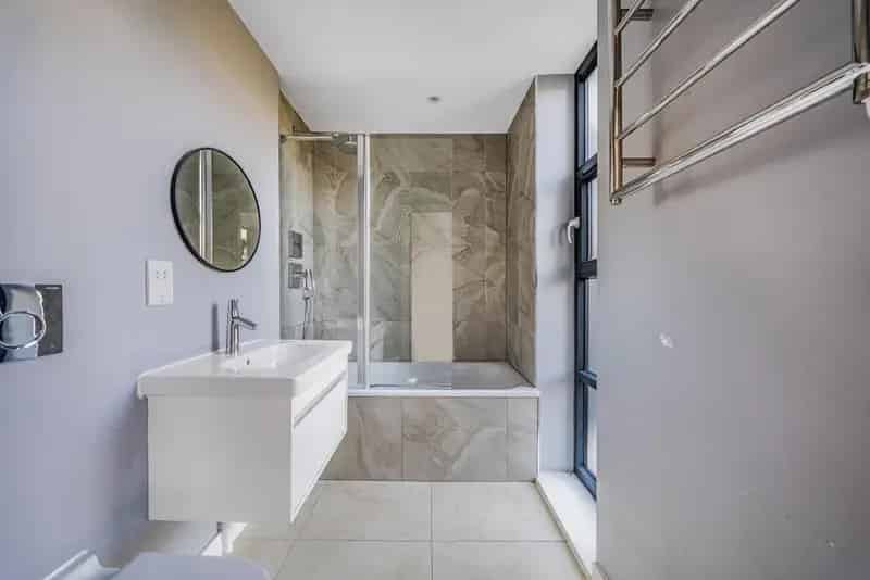 2 Bed Flat 2 Bath  745 sq ft No Onward Chain