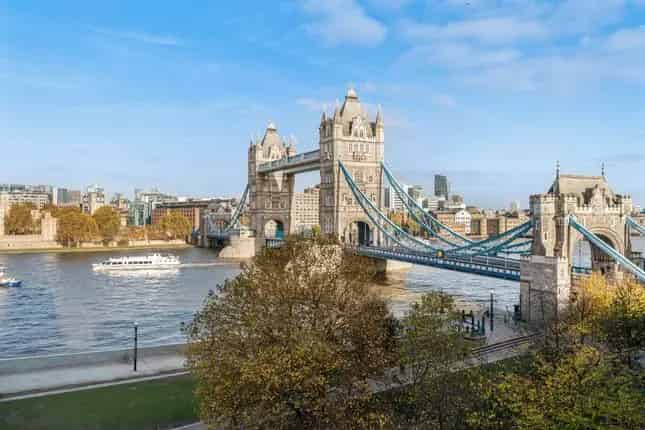 Luxury 4-Bed Apartment with Thames Views Near Tower Bridge