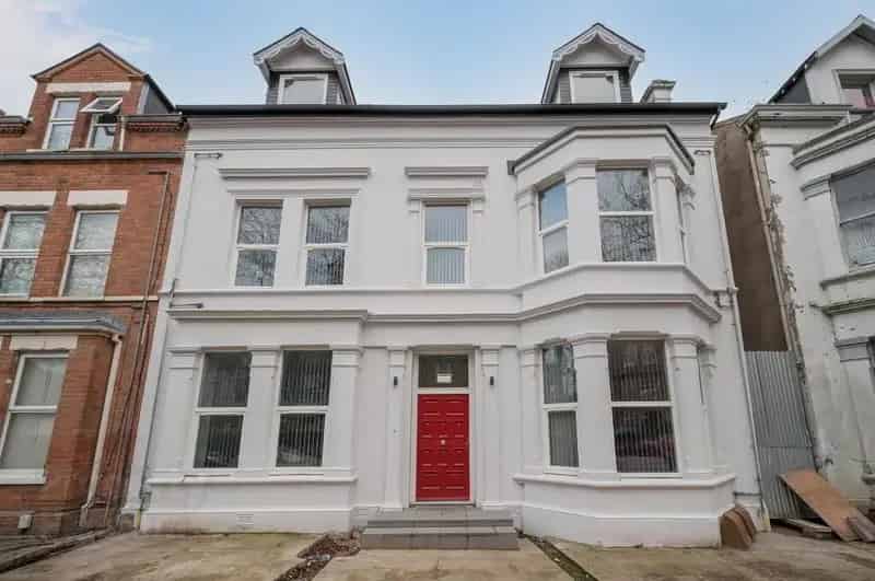 Stunning Renovated Apartment with Sun Terrace Near Queens University