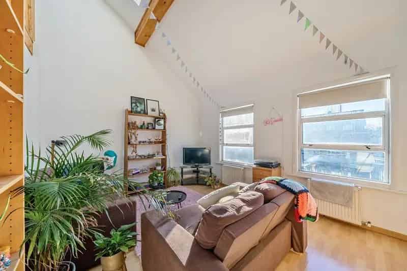 Airlight Split Level Flat Near Earlsfield and Tooting