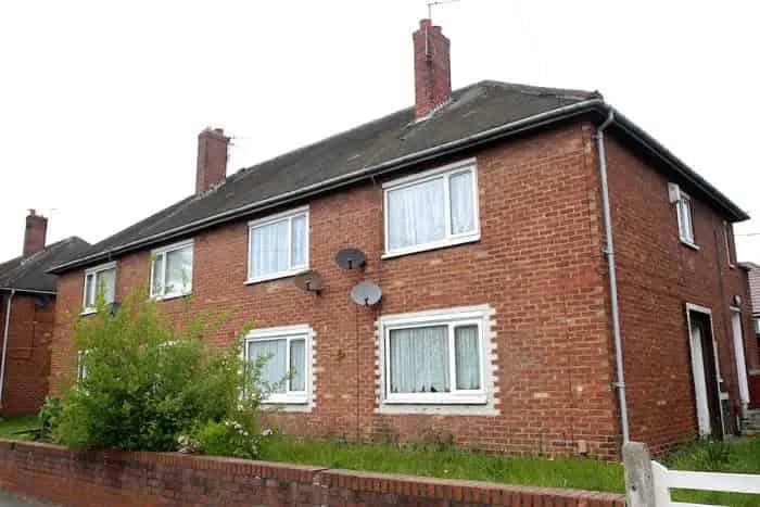 2 bed flat in Netherton