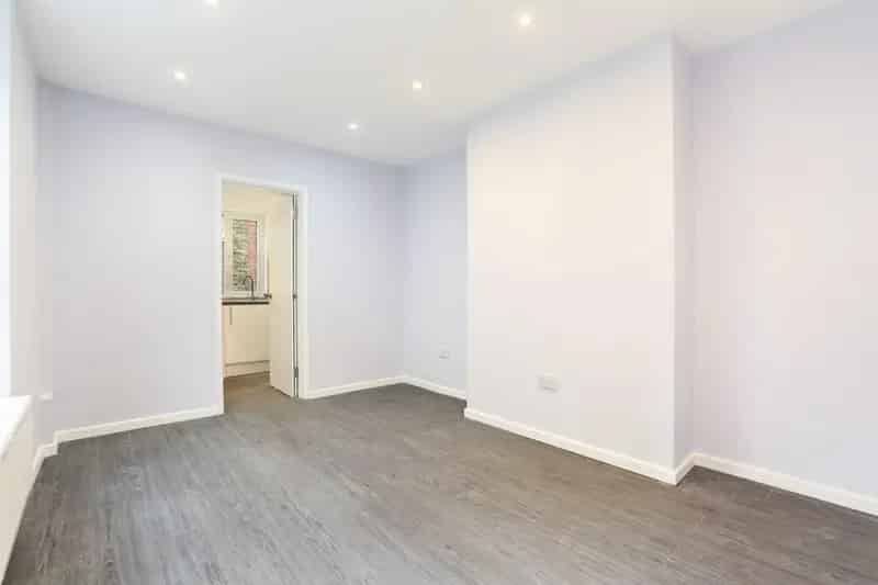 2 Bedroom Flat To Let - 541 SQ FT - Available Now