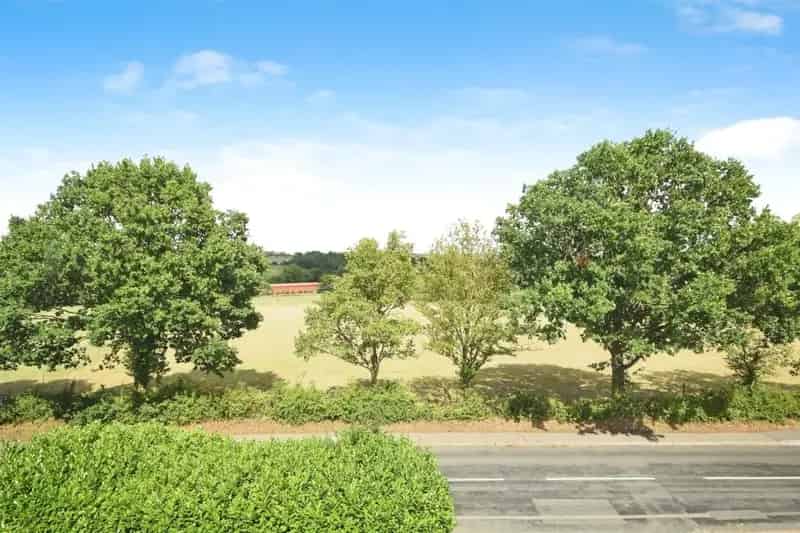 5 Bed Family Home Earls Colne Modern Kitchen Ample Parking