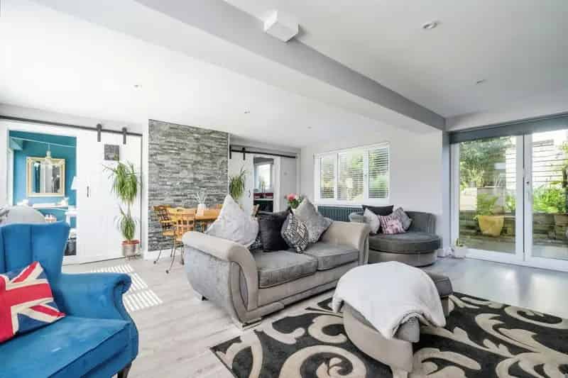 3 Double Bedroom House Extended Modern Kitchen Parking Garden