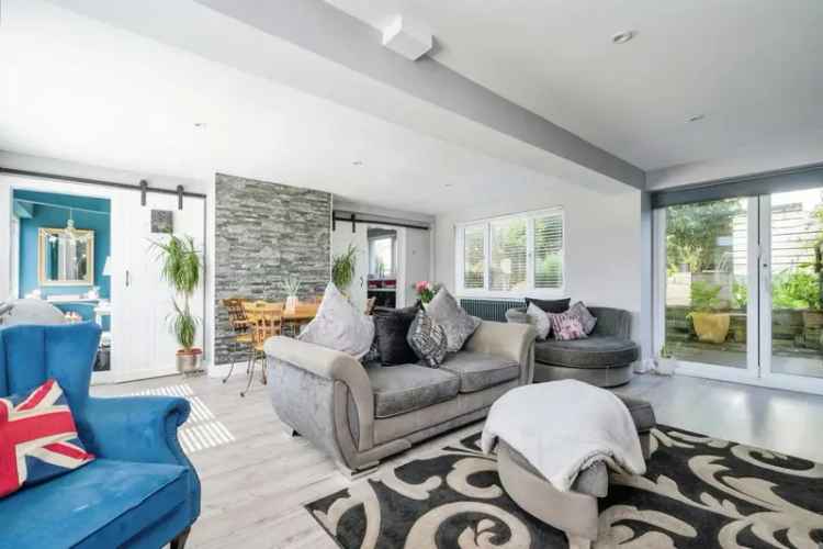 3 Double Bedroom House Extended Modern Kitchen Parking Garden