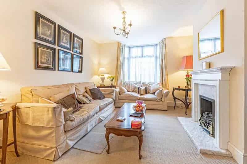 2 Bed House for Sale Near Town Centre