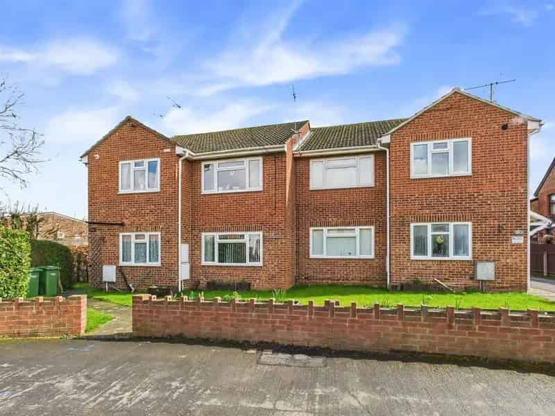 2 Bedroom Maisonette for Sale Hucclecote