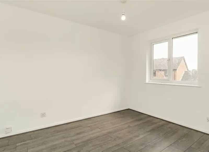 One Bedroom Top Floor Flat in Quiet Cul De Sac