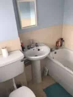 Spacious 1-Bed Flat Near Train Station With Parking and Communal Garden