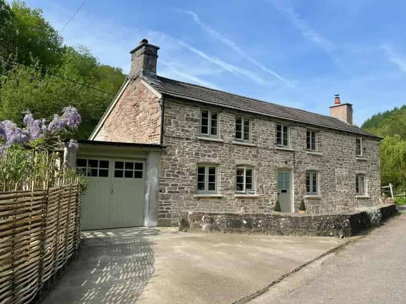 4 Bedroom Stone Cottage for Sale in Idyllic Village Location