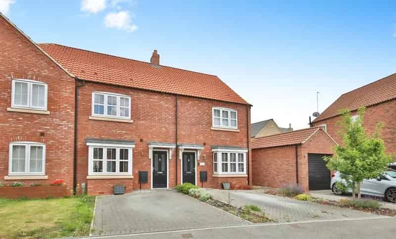 3 Bedroom Semi-Detached House for Sale Kingswood