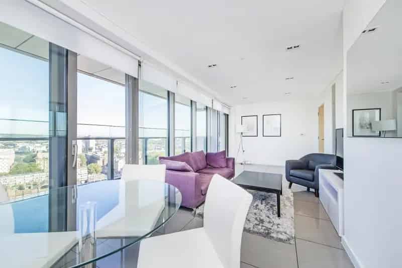 Modern 2-Bed Apartment with London Views Near Warren Street