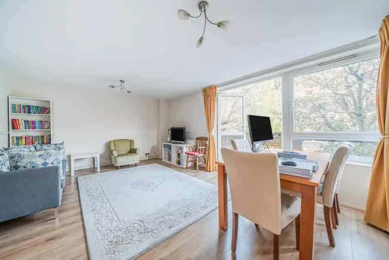 Spacious 3-Bedroom Split-Level Flat in Clerkenwell